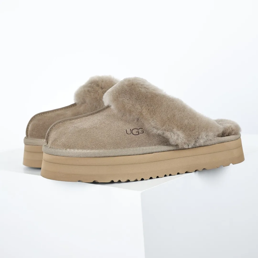 Pick up locally 💰520, the core recommendation is good price UGG Coquette three-layer thickened lazy slippers, popular Xiaohongshu style, Henan Longfeng leather production, sheepskin and wool integration, top quality in the market, 2-3 cm cashmere insole, keeping warm in winter, suitable for home use. In the new year, uug launched a style series, which is partially geared towards the preferences of young consumers, and has also been at the forefront of fashion trends. Shoe body material, water-repellent coated suede upper 17mm UGGPURE™ implanted wool insole Lightweight non-slip comfortable rubber outsole With brand LOGO Trademark Comes with full packaging Size: 35 36 37 38 39 40